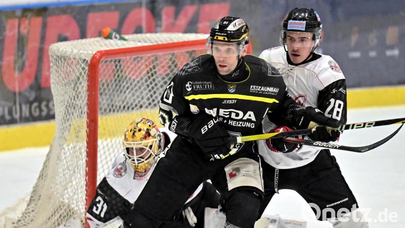 Michael Kirchberger (2. von links) fehlt dem ERSC Amberg aufgrund einer Unterkörperverletzung bis zum Saisonende. Archivbild: Hubert Ziegler