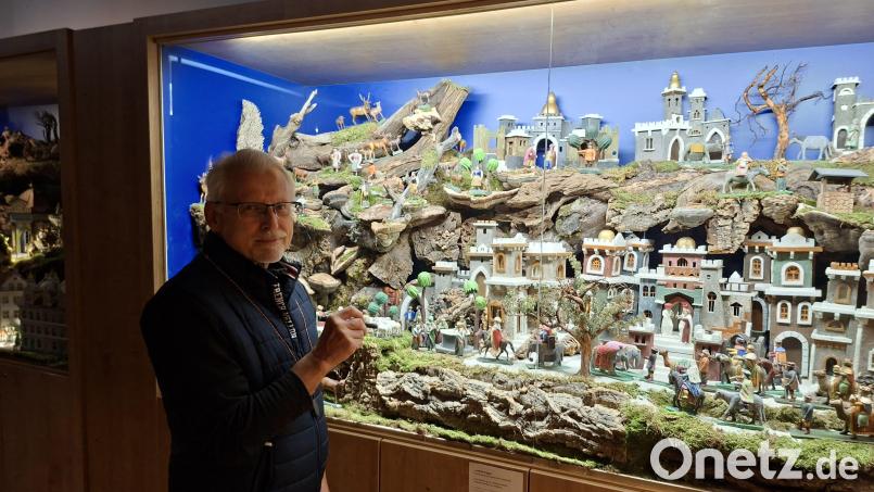 Heimatpfleger Manfred Kopp zeigt im Herzstück des Museums, dem Krippenmuseum, eine der aufgebauten Krippenlandschaften. Der OWV-Zweigverein Plößberg, der das Museum betreut, kann auf 50 Jahre Bestehen des Museums zurückblicken. Bild: prh
