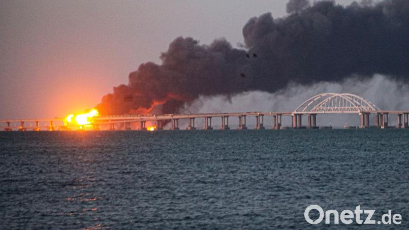 Bei der Explosion wurde die Brücke zur Krim schwer beschädigt. (Archivbild) Bild: Uncredited/AP/dpa