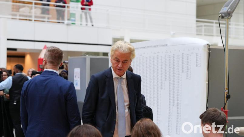 Der Rechtspopulist Geert Wilders hat einer ersten Prognose zufolge bei der Parlamentswahl in den Niederlanden seine Position als stärkste politische Kraft eingebüßt. Bild: Peter Dejong/AP/dpa