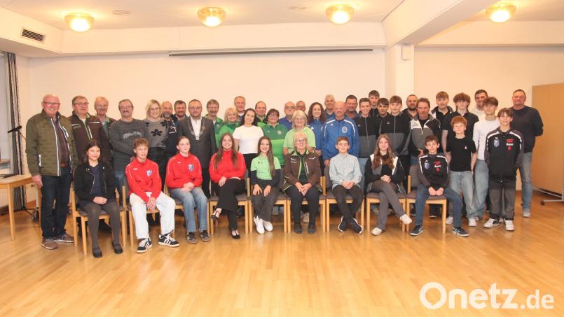 Bürgermeister Markus Bauriedl (hinten, Achter von links) freut sich mit den erfolgreichen Sportlern. Bild: pi