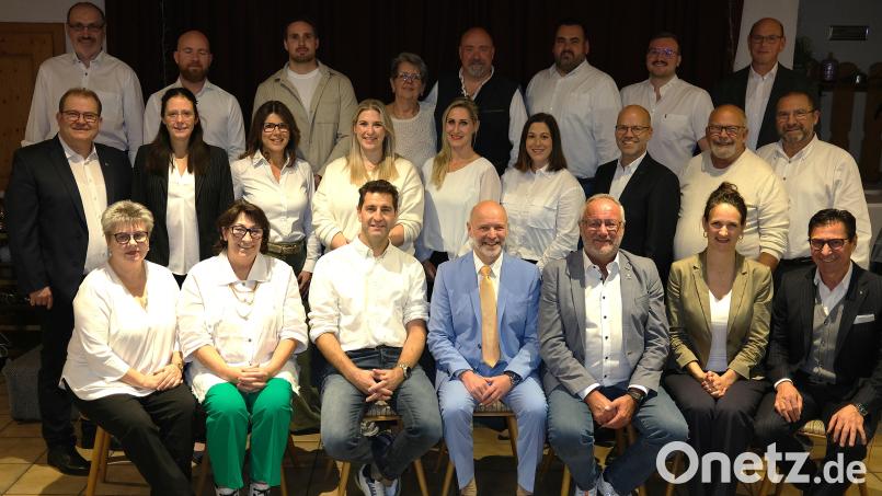 Diese Kandidaten bewerben sich für die Unabhängigen Wähler um ein Mandat im Schwandorfer Stadtrat. Sitzend Mitte Listenführer und OB-Kandidat Kurt Mieschala. Bild: Hirsch