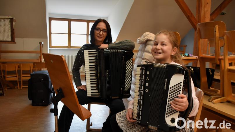 Gemeinsam mit ihrer Lehrerin Viktoria Obermaier übte Kathi Stock sogar in den Sommerferien weiter auf ihrem Instrument, um beim herbstlichen Musikwettbewerb für Akkordeon gut vorbereitet zu sein. Bild: ubb