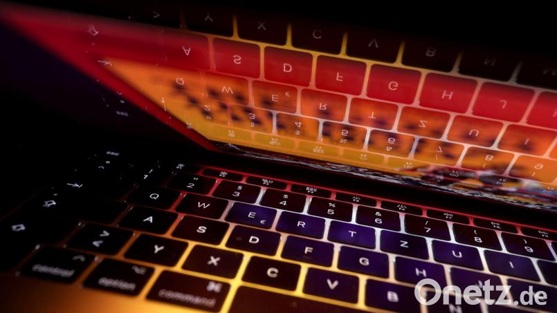 Die drei Männer hatten einen hohen Geldbetrag in Online-Anlagen investiert. (Symbolbild) Bild: Karl-Josef Hildenbrand/dpa