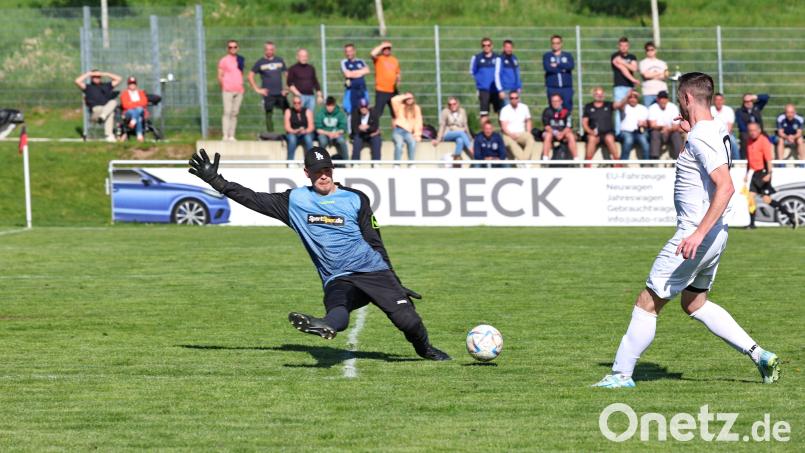 Keeper Philipp Pausch und die SpVgg Moosbach werden künftig von einem neuen Trainer angeleitet. Alexander Pecher musste das Traineramt niederlegen. Archivbild: Dieter Jäschke