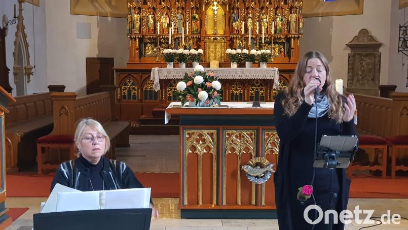 Unter dem Motto „Amoi seg ma uns wieda …“ gestalten die Sängerin Melanie Dotzler (rechts) und die Pianistin Iryna Hermann (links) seit 2019 Trauerkonzerte, alle Jahre auch in der Hirschauer Stadtpfarrkirche. Bild: u