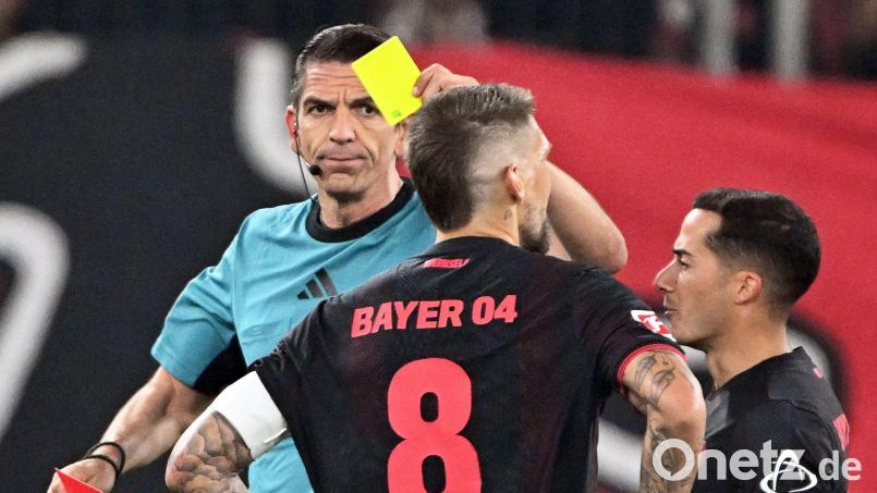 Zukünftig soll der Video-Schiedsrichter auch Gelb-Rote Karten überprüfen können. (Archivbild) Bild: Federico Gambarini/dpa