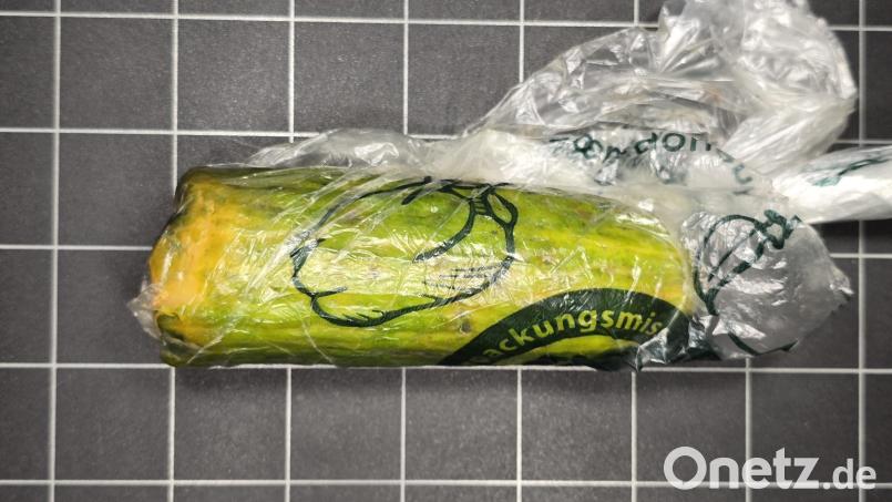 Eine Frau aus Birgland wurde beim Online-Kauf einer Goldmünze betrogen. Statt der Münze fand sie eine Gurke im Paket. Symbolbild: Patrick Pleul