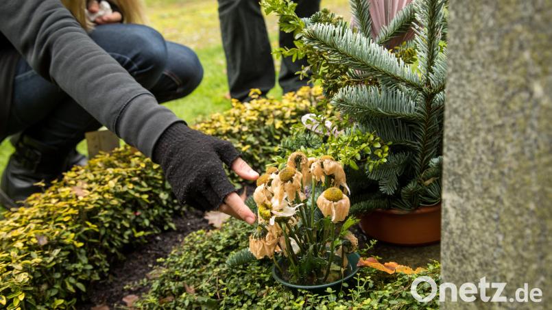 Am Samstag ist Allerheilgen. Ein stiller Feiertag. Viele Christen besuchen an diesem Tag die Gräber und gedenken der Verstorbenen. Symbolbild: Christin Klose/dpa