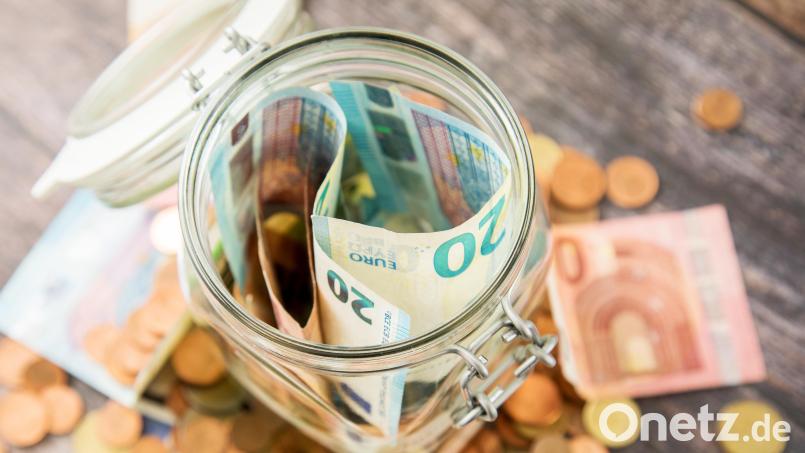 Wer sein Geld vor der Inflation schützen will, sollte es lieber nicht in einem Einmachglas aufbewahren. Symbolbild: Christin Klose/dpa