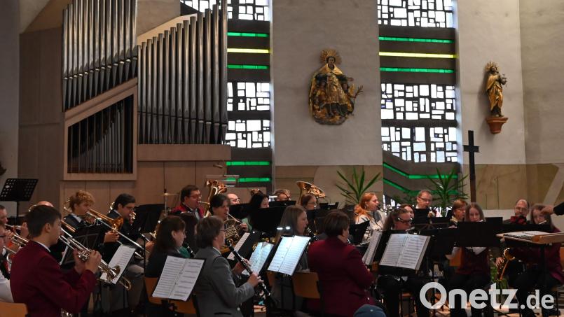 Ein beeindruckendes Kirchenkonzert bot das Kreisorchester des Nordbayerischen Musikbunds unter Leitung von Dr. Christian Bäuml (rechts) in der Gebenbacher Pfarrkirche St. Martin. Bild: Lothar Prechtl