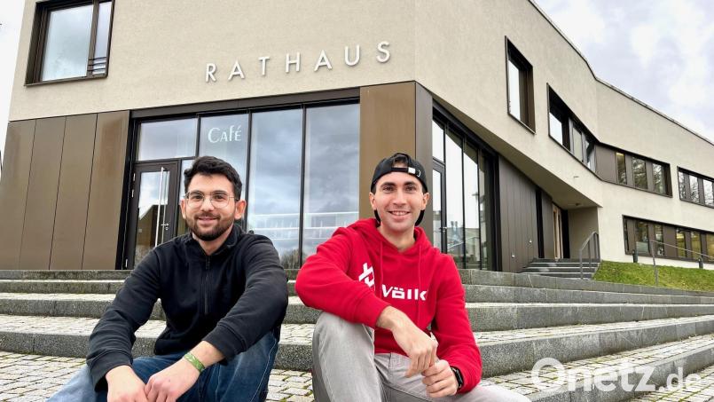 Kumpels seit der Grundschule und jetzt Geschäftspartner: Kevin Duna (links) und Christian Oswald machen sich mit dem BistroCafé Manuela in Weiherhammer selbständig. Bild: Gabi Schönberger