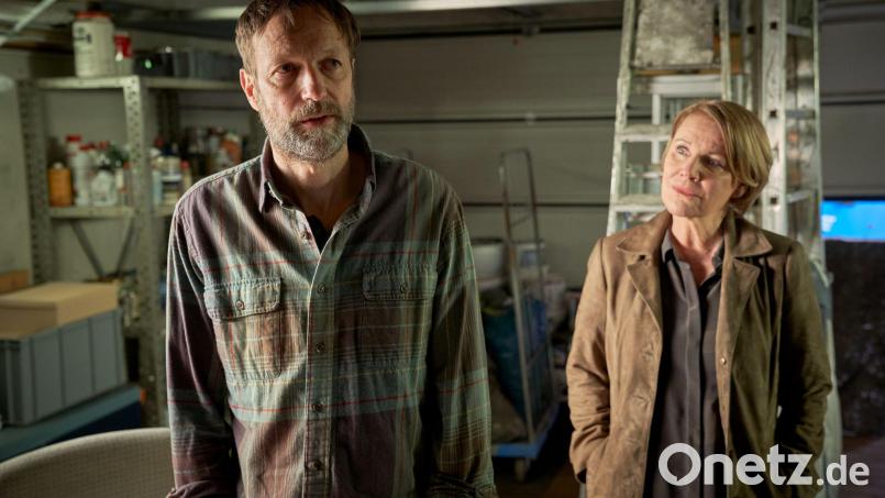 Szene des Krimis „Marie Brand und der überwundene Tod“ mit Schauspieler Martin Skoda als Malermeister Stefan Fassbender und Mariele Millowitsch als Marie Brand. Bild: Guido Engels/ZDF /dpa