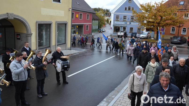 Die Schlossbergkapelle Eslarn spielte den Kirchenzug für die Installation des neuen Pfarrers der Pfarreiengemeinschaft Eslarn-Moosbach. Bild: gi