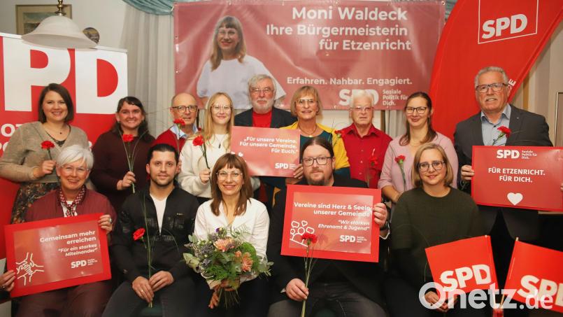 Hinten stehend von links: Dr. Carolin Wagner MdB aus Regensburg, Anja Heiß, Jens Hammer, Lotta Heinze, Willy Koegst, Tina Braun, Franz Cermak, Susanne Özates, Rudolf Teichmann; vorne (sitzend von links) Elke Waldeck, Arijan Selimi, Bürgermeisterkandidatin und OV-Vorsitzende Monika Waldeck, OV-Vorsitzenden Ralf Teichmann und Lena Rusch. Bild: war