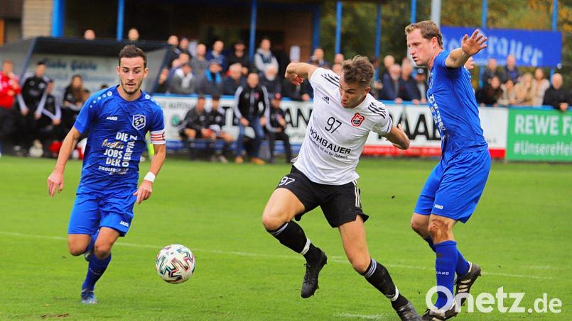 Eine Szene aus dem letzten Derby vor drei Jahren in der Bezirksliga: Nico Argauer (Mitte) vom SC Luhe-Wildenau wird von den Etzenrichtern Andreas Koppmann und Andreas Wendl (rechts) eingerahmt, macht aber dennoch ein Tor. Archivbild: war