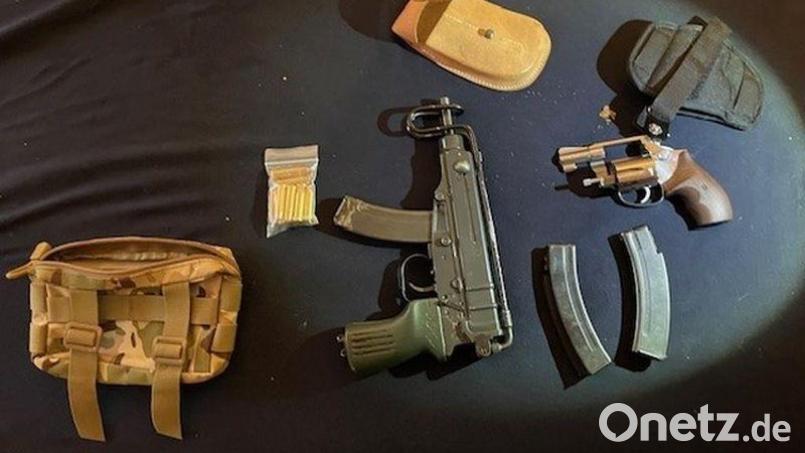 Mehrere Waffen, darunter eine Maschinenpistole, bunkerte die Bande in einer Wohnung in Rheinland-Pfalz. Bild: Polizeipräsidium Westpfalz
