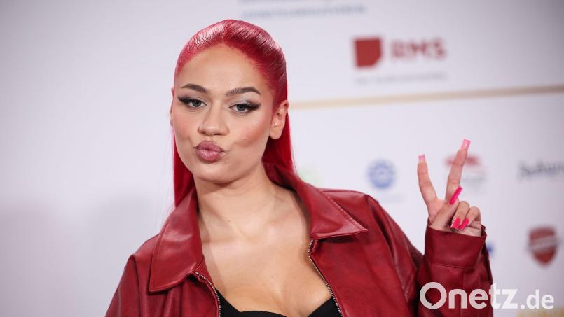 Rapperin Badmómzjay erhält eine Auszeichnung des Magazins „Glamour“ (Archivbild). Bild: Christian Charisius/dpa