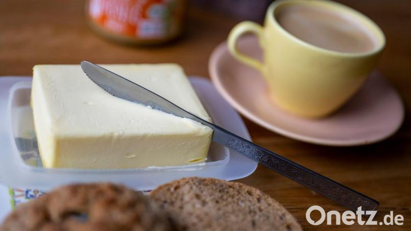 Ende 2024 kostete ein Päckchen Butter 2,39 Euro, nun sind es nur noch 1,39 Euro. Bild: Monika Skolimowska/dpa
