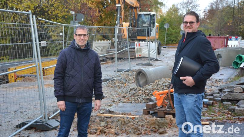 VG-Bauamtsleiter Thomas Grillmeier (links) und Bürgermeister Stephan Schübel informierten Oberpfalz-Medien über den aktuellen Stand der Bauarbeiten in Pechbrunn. Bild: jr
