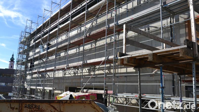 Der Neubau der Zweifachturnhalle für die Johann-Andreas-Schmeller-Mittelschule ist weit fortgeschritten. Spätestens Ende November soll die Fassade fertig sein, hier die Ansicht von der Friedhofstraße aus. Hinten links ist der Turm der Stadtpfarrkirche Mariä Himmelfahrt zu sehen. Bild: Thorsten Schreiber