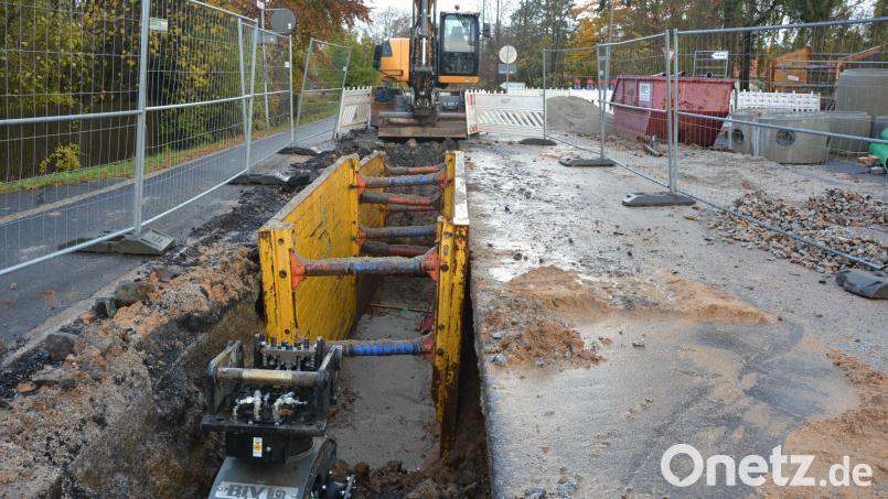 Baustelle Hauptstraße in Pechbrunn, Kanal- und Wasserleitungen werden ausgewechselt. Bild: jr
