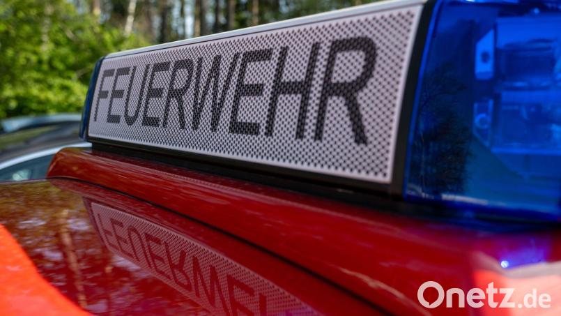 Die Feuerwehr löschte den Brand in der Küche. (Symbolbild) Bild: Pia Bayer/dpa