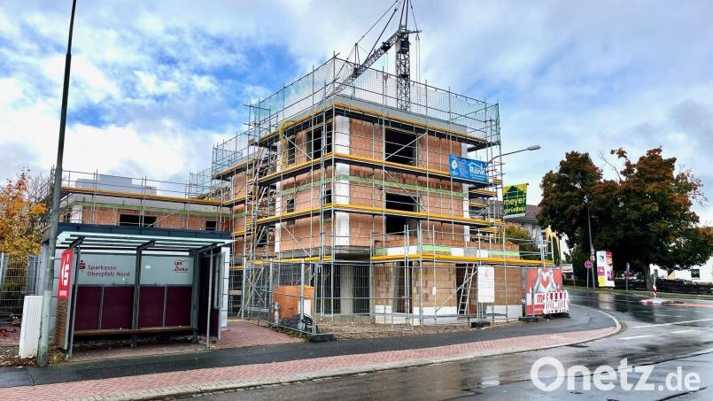 Die Sparkasse Oberpfalz Nord errichtet an ihrem Standort in der Mooslohe neun Wohnungen sowie einen digitalen Sparkassen-Kubus. Bild: Gabi Schönberger