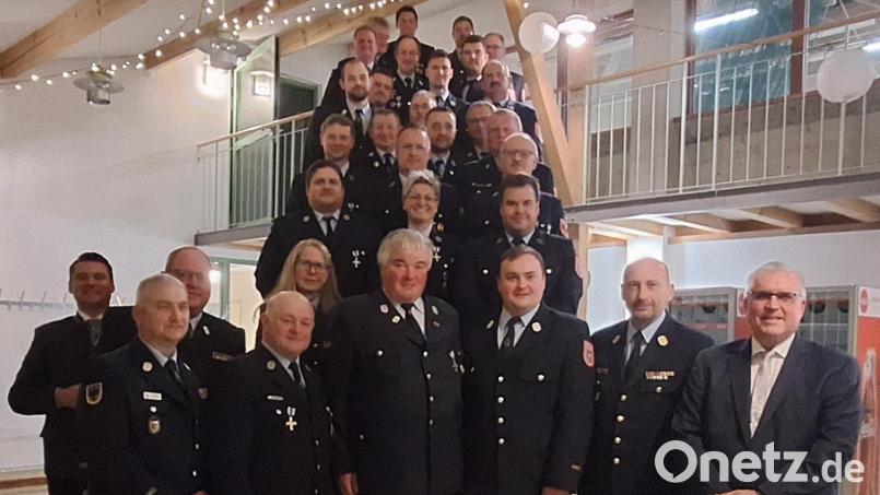 25 Feuerwehrleute wurden für ihren langjährigen aktiven Dienst geehrt. Bild: Richard Stich