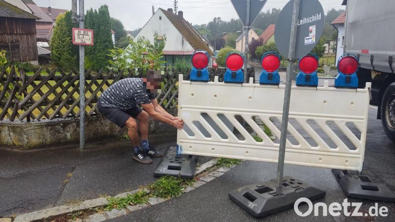Ein Bild, das sich wiederholt in Tanzfleck: Ein Lastwagenfahrer räumt die Absperrung weg, damit er durch die Baustelle fahren kann. Bild: upl