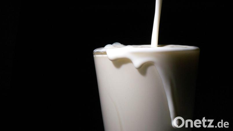 Unbekannte verunreinigen Milch in Obertraubenbach im Landkreis Cham mit dem Antibiotikum Penicillin. Die Landwirtin muss tausende Liter entsorgen. Symbolbild: Sebastian Gollnow/dpa