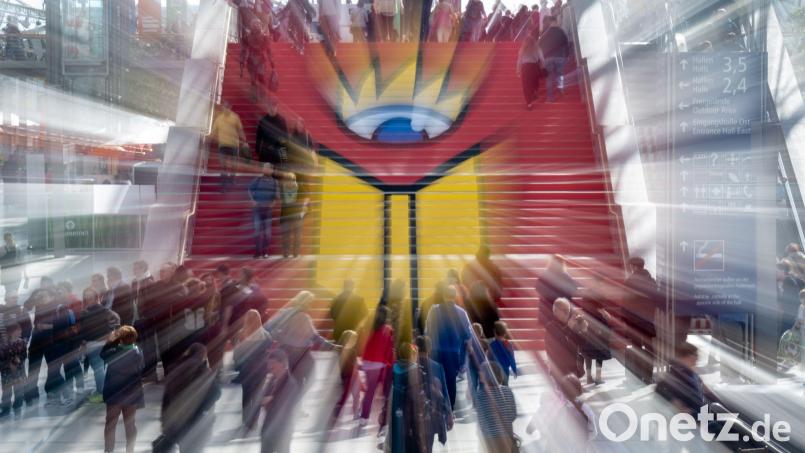 Am ersten Messetag wird der renommierte Preis der Leipziger Buchmesse im kommenden Jahr vergeben. Das Interesse der Verlage daran ist groß. (Archivbild) Bild: Hendrik Schmidt/dpa