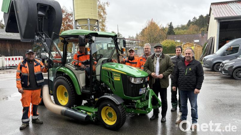 Die Mitarbeiter des Bauhofs freuen sich mit Bauhofleiter Rudi Scharf (vierter von rechts), Nabburgs Bürgermeister Frank Zeitler (dritter von rechts) und Josef Birner (rechts) über den neuen Traktor. Bild: Marko Pammer
