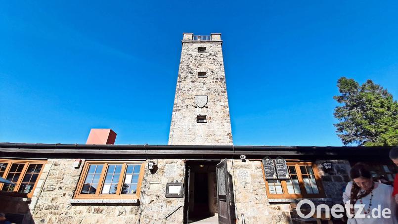 Der Asenturm auf dem Ochsenkopf: Bei strahlendem Wetter, wie am Tag des Familienfestes am 20. September, herrscht Hochbetrieb in der Gipfelgaststätte. Foto: Jürgen Lenkeit