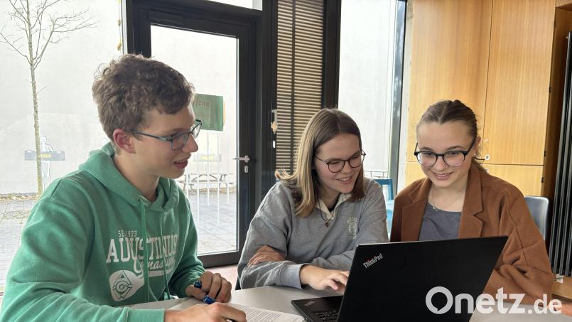 Von links: Felix Hüttinger, Franziska Peter und Nelly Pisulski arbeiten gemeinsam am Geschichtsprojekt. Bild: mcl