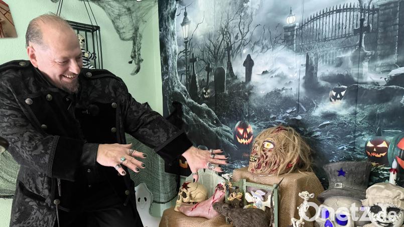 Seit 20 Jahren dekoriert Andreas Schreiber sein Haus in Weiden für Halloween. Bild: Gabi Schönberger