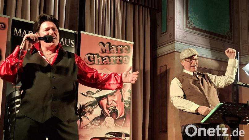 Sie drückten der Neunburger Elvis-Nacht ihren Stempel auf: Sänger Marc Charro (links) und Rezitator Dr. Klaus Sauerbeck. Bild:  K. Stumpfi