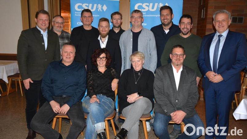 Diese elf Kandidaten der CSU Pechbrunn-Groschlattengrün, es fehlt Yvonne Konrad, bewerben sich für die CSU um ein Mandant im neuen Pechbrunner Gemeinderat. Sitzend (von links) 2. Bürgermeister Josef Hollmann, Bettina Grundl, Michaela Jost und Bürgermeister Stephan Schübel. Stehend (von links) Mitterteichs Bürgermeister Stefan Grillmeier, Daniel Schmelzer, Markus Renner, Bastian Peetz, Andreas Fuchs, Johannes Wolfrum, Dominik Wolf, Christian Grillmeier und Landrat Roland Grillmeier. Bild: jr