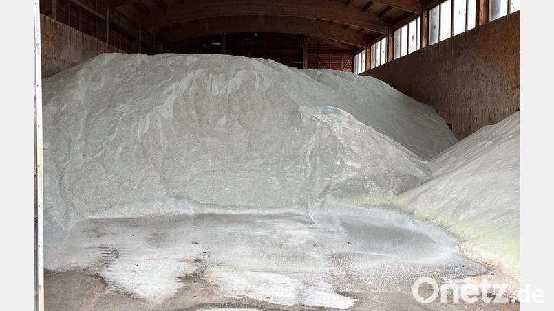 Ein Blick in ein gut gefülltes Salzlager: Das Staatliche Bauamt Amberg-Sulzbach ist für den Winterdienst gerüstet. Bild: Staatliches Bauamt Amberg-Sulzbach