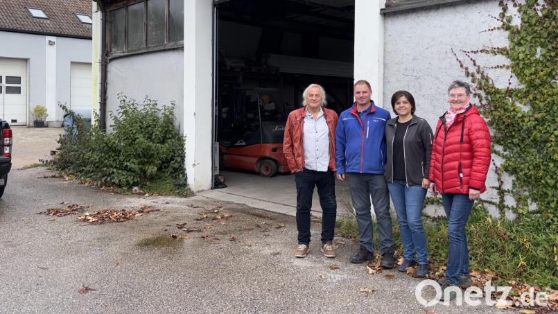 Zufriedenheit nach der geglückten Aktion: Josef Götz, Tobias Falk und seine Frau Martha und Gnan & Köper-Geschäftsführerin Sabine Falk (von links) auf dem Firmengelände in Vilseck. Bild: ge