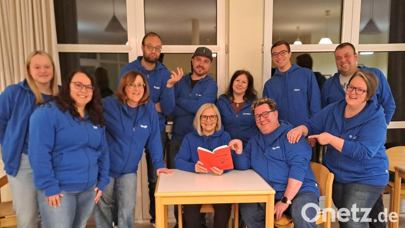 Die Darstellerinnen und Darsteller mit Petra Köstler (Mitte). Bild: gis