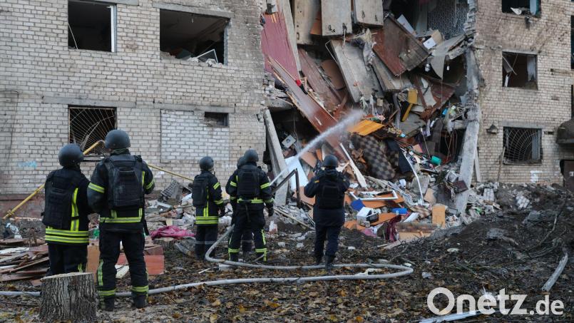 In der ukrainischen Großstadt Saporischschja schlug eine Rakete in ein Wohnheim ein. Bild: Kateryna Klochko/AP/dpa