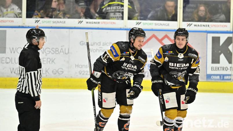 Nolan Gardiner (Mitte) und Brendan Walkom (rechts) sind bis dato die Top-Scorer beim ERSC Amberg Bild: Hubert Ziegler