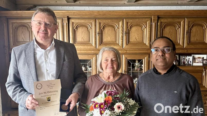 Bürgermeister Hans-Martin Schertl (links) und Pfarrer Hrudaya Madanu gratulierten der Jubilarin Margarete Leißl zum 90. Geburtstag. Bild: Stefanie Gradl