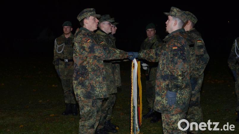 Stellvertretend für alle legten Rekruten beim Gelöbnis in Schönsee an der Truppenfahne den Treueeid ab. Bild: dob