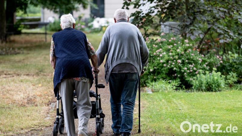 Irgendwann geht es für viele mit Arthrose nicht mehr ohne – nicht ohne Schmerzen, nicht ohne Gehilfe. Ein künstlicher Gelenkersatz bringt Lebensqualität zurück. Kemnath ist unter zwölf nordbayerischen Kliniken der zweitgrößte Versorger bei endoprothetischen Eingriffen. Symbolbild: Fabian Sommer/dpa