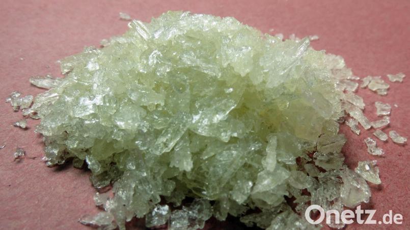 Bei einem Polizeieinsatz in der Nähe der französischen Grenze fanden Ermittler im September 2024 in einer Wohnung Schusswaffen und kiloweise Crystal Meth. Vor dem Landgericht in Amberg muss sich eine Frau aus dem Landkreis Amberg-Sulzbach verantworten, die die Wohnung angemietet haben soll. Symbolbild: ggö