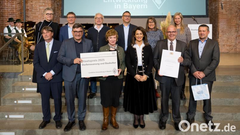 Ministerin Manuela Kaniber mit den Preisträgern, den Bürgermeistern von Bad Neualbenreuth, dem Architekten sowie Vertretern des Vereins Badehaus Maiersreuth. Bild: Tobias Hase/stmelf