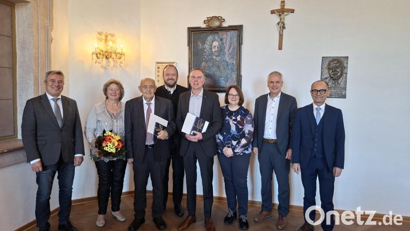 Karl Roth (Dritter von links) und Roman Schell (Vierter von links) erhielten aus der Hand von Landrat Andreas Meier (Mitte) die Kommunale Dankurkunde. Mit im Bild Bürgermeister Reiner Gäbl, Beate Roth, Doris Schell, Bürgermeister Thomas Meiler und Leitender Regierungsdirektor Alfred Scheidler (von links). Bild: prh