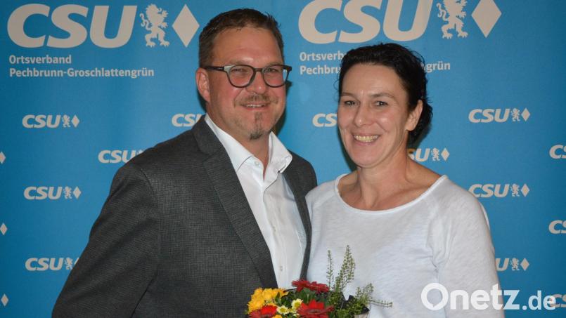 Bewirbt sich um eine zweite Amtszeit als Bürgermeister von Pechbrunn: Stephan Schübel hier mit seiner Frau Ulrike, mit der er seit 22 Jahren verheiratet ist. Einstimmig nominierten ihn die Christsozialen wieder zum Bürgermeisterkandidaten. Bild: jr